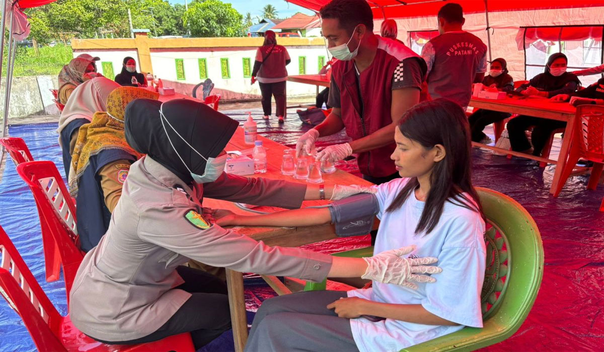 Bikin Haru! Polri Turun Tangan Layani Kesehatan Pengungsi di Desa Sidenbopo Maluku Utara