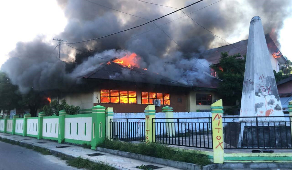 Detik-Detik Mencekam! SDN 1 Namlea Terbakar Hebat